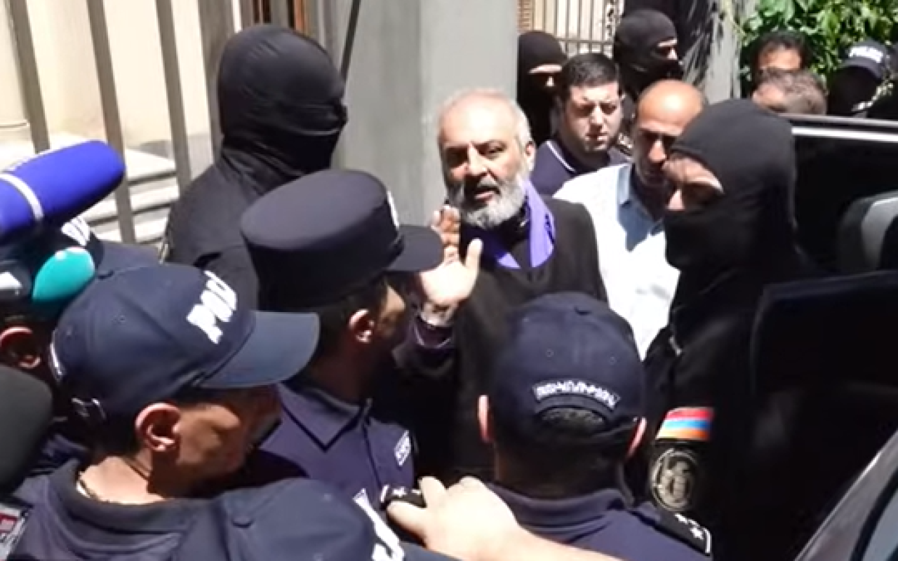 Paşinyanı devirməyə çalışan erməni keşiş saxlanıldı- VİDEO (YENİLƏNİB) Paşinyanı devirməyə çalışan erməni keşiş saxlanıldı- VİDEO (YENİLƏNİB)